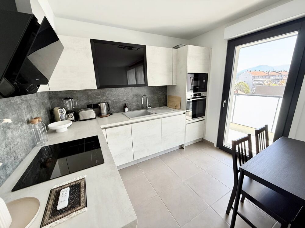 Location Appartement T3 meublé avec pièce de vie donnant sur terrasse et possibilité Grenoble