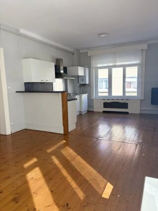 Appartement à louer 4 pièces 99 m²