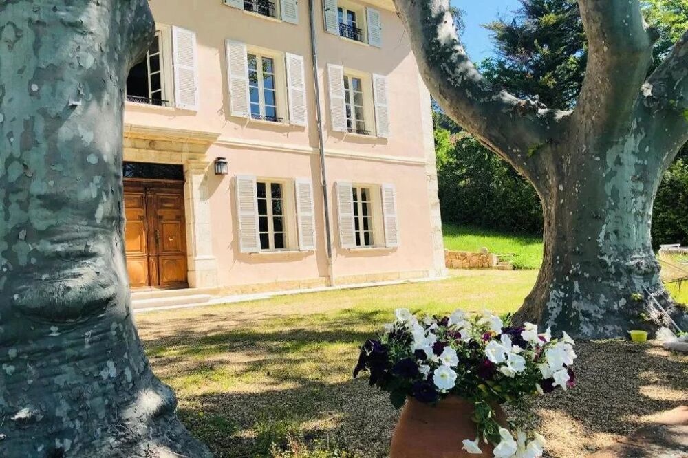 AUPS: ELEGANTE MAISON BOURGEOISE AVEC PISCINE
