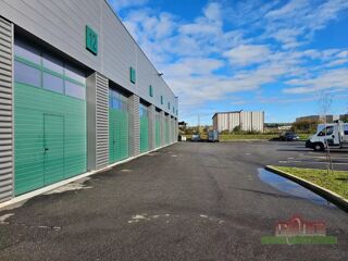 Parking / Garage à louer 2 pièces 83 m²