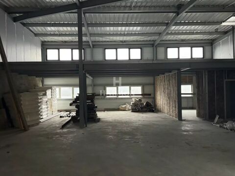 Harmon &agrave; louer : un local professionnel de 350 m&sup2; a Montussan. 2450 33450 Montussan