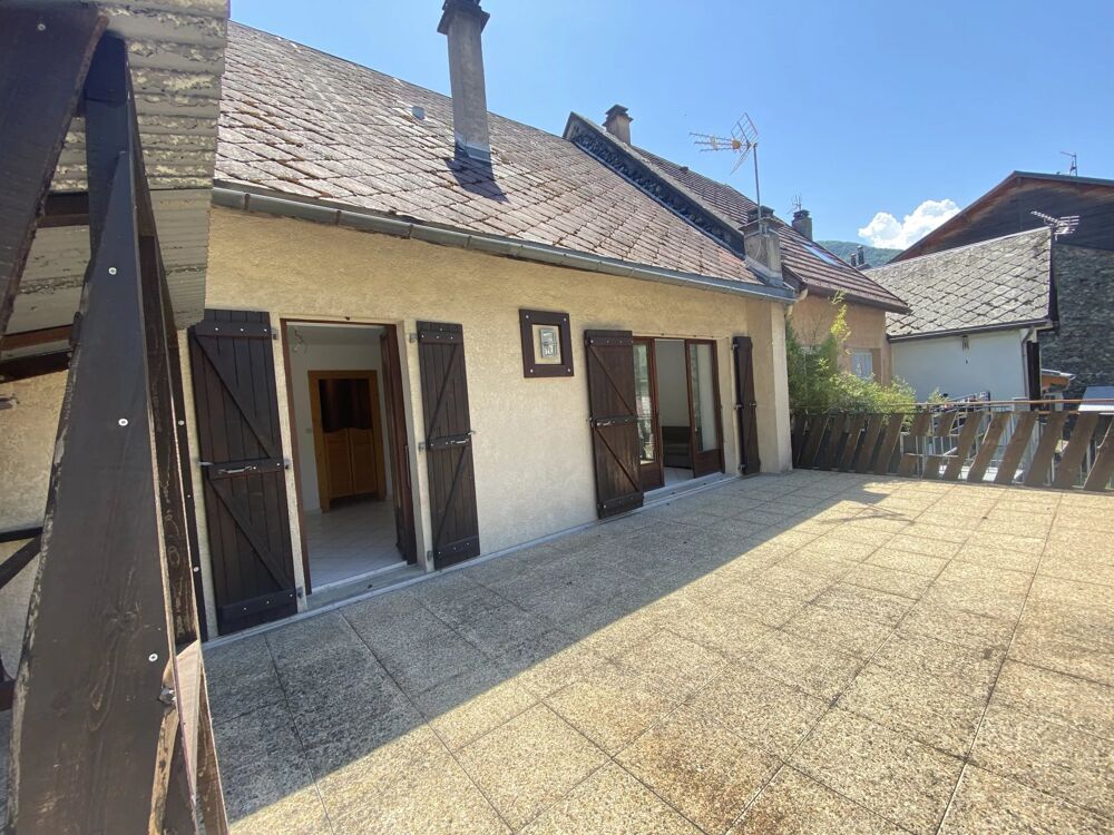 Maison mitoyenne de 185 m² composée de deux appartements ,jardin