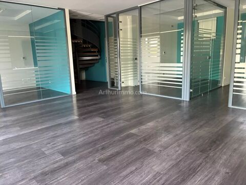   Local commercial Agence de voyage, Agence immobilière, Coiffeur, 