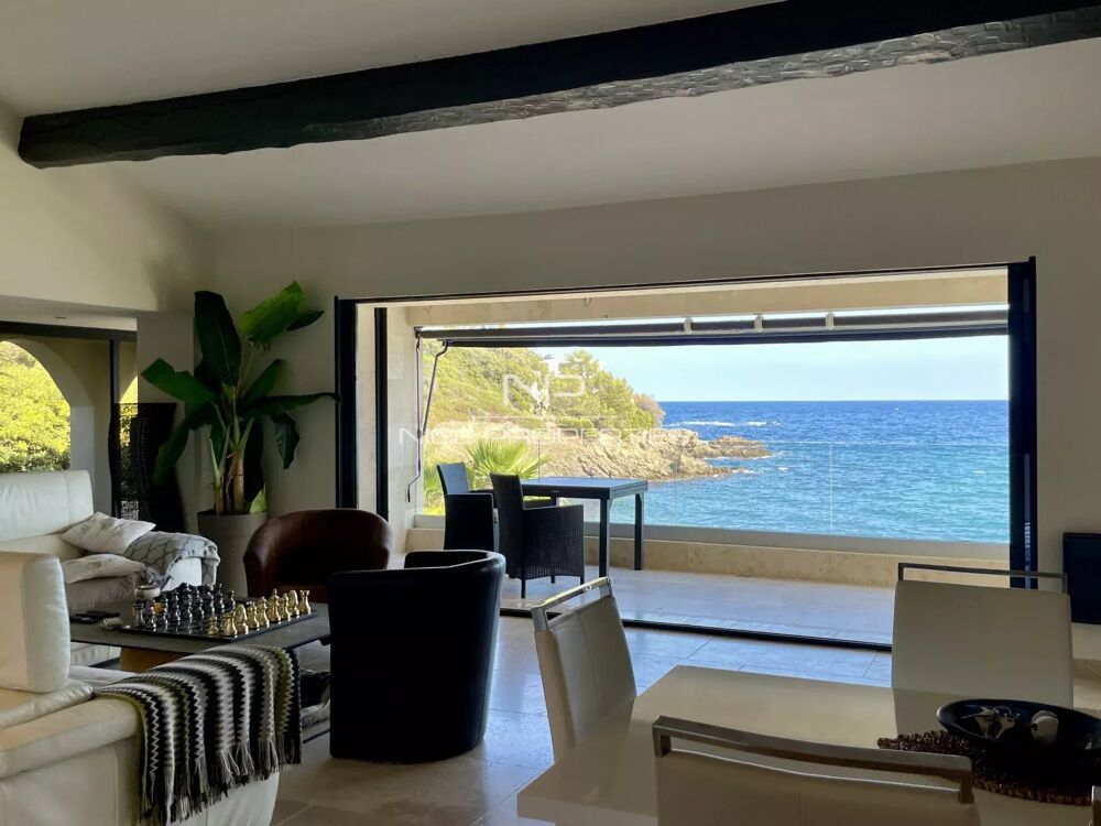 Jolie villa pieds dans l'eau