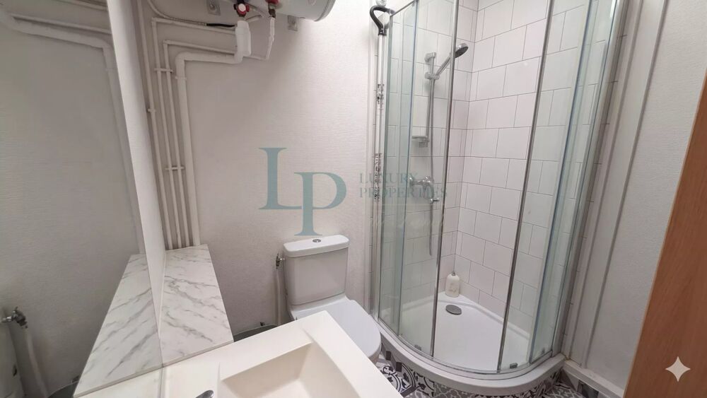 Vente Appartement Chambre de service avec salle d'eau - Triangle d'or Paris 8