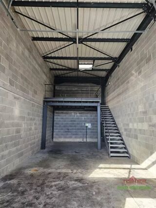 Parking / Garage à louer 2 pièces 83 m²