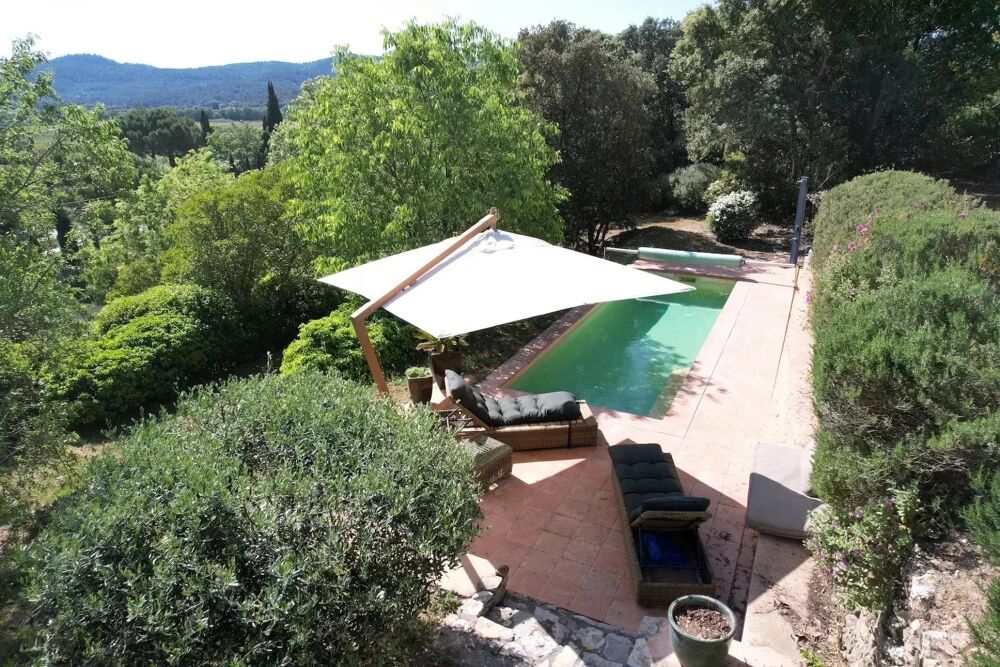 Enormement de charme pour cette maison à pied du village!