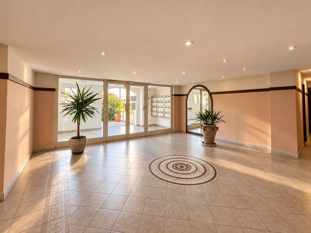 PORT FRÉJUS - STUDIO AVEC CHAMBRE FERMÉE, TERRASSE ET VUE SUR LE