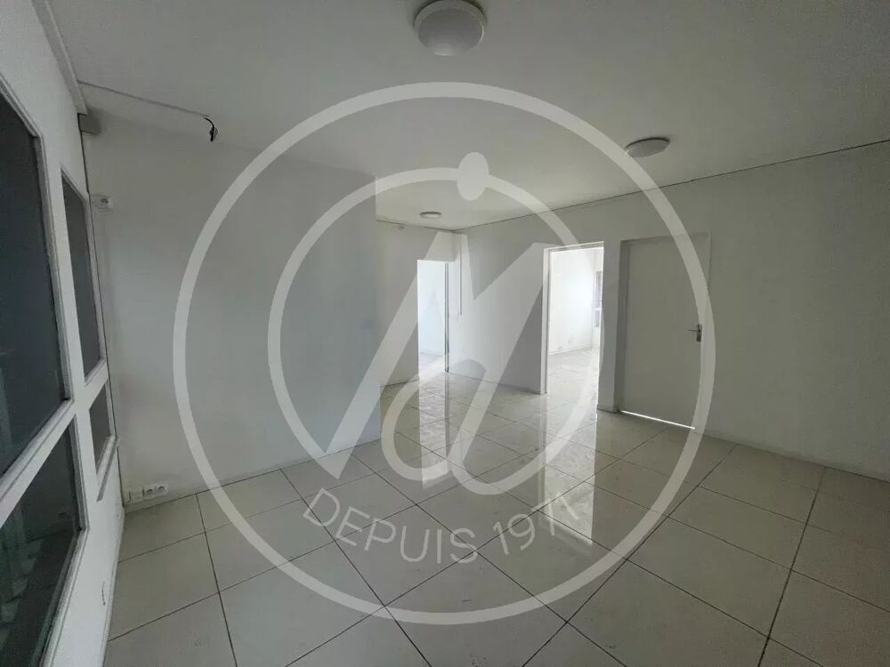   À louer  Local commercial à louer 850 euros HT/mois Baie-mahault