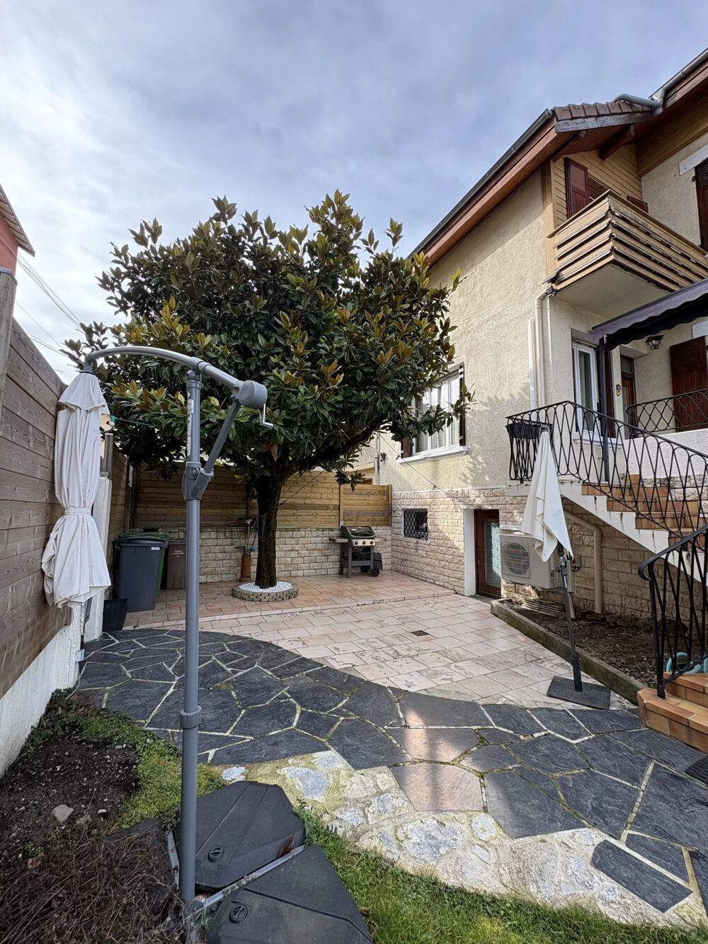 GRENOBLE Rue Emile Zola Maison indépendante avec jardin et stat