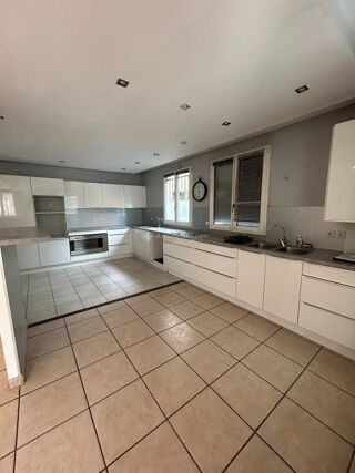  Appartement à louer 6 pièces 181 m²