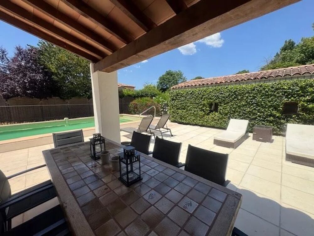 Villa très lumineuse et spacieuse avec magnifique espace piscine