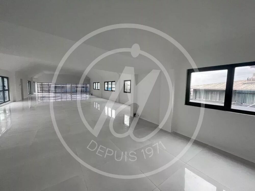   1600 euros HT HC -A louer 80m² - Local bureau à Jarry, 97122 BAI 