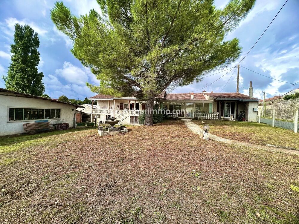 Vente Maison Maison familiale à rafraîchir au cœur du village Saint-séverin-sur-boutonne