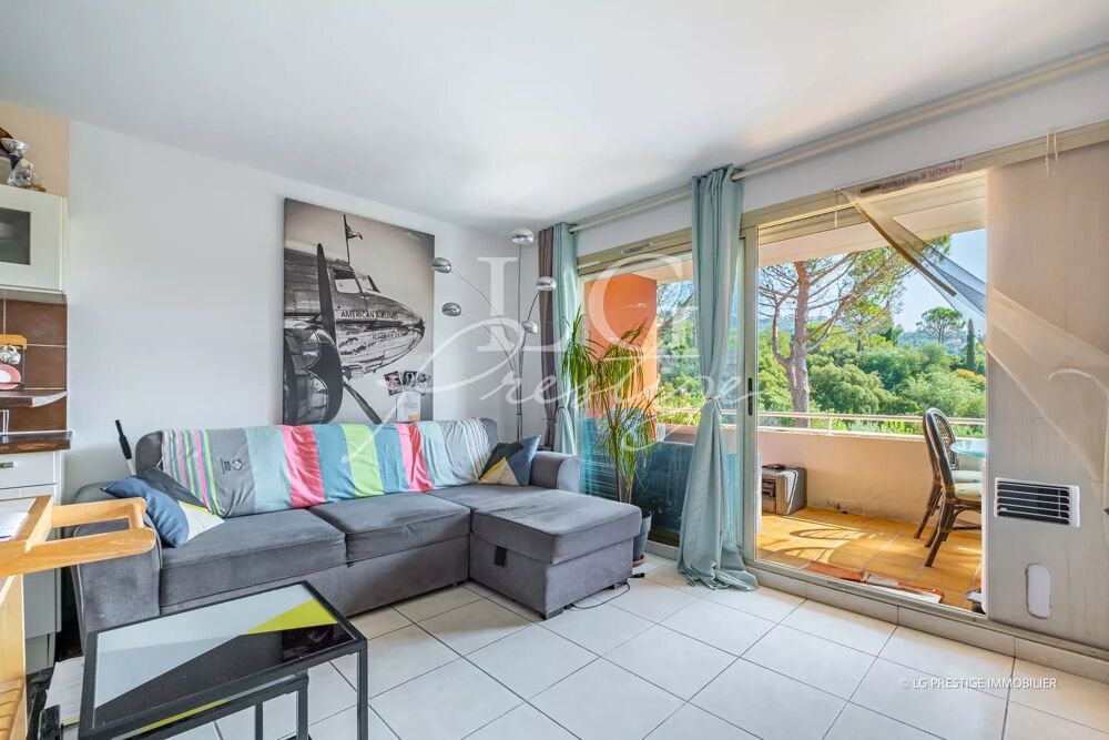 VUE DEGAGEE SUR VERDURE ET PISCINE