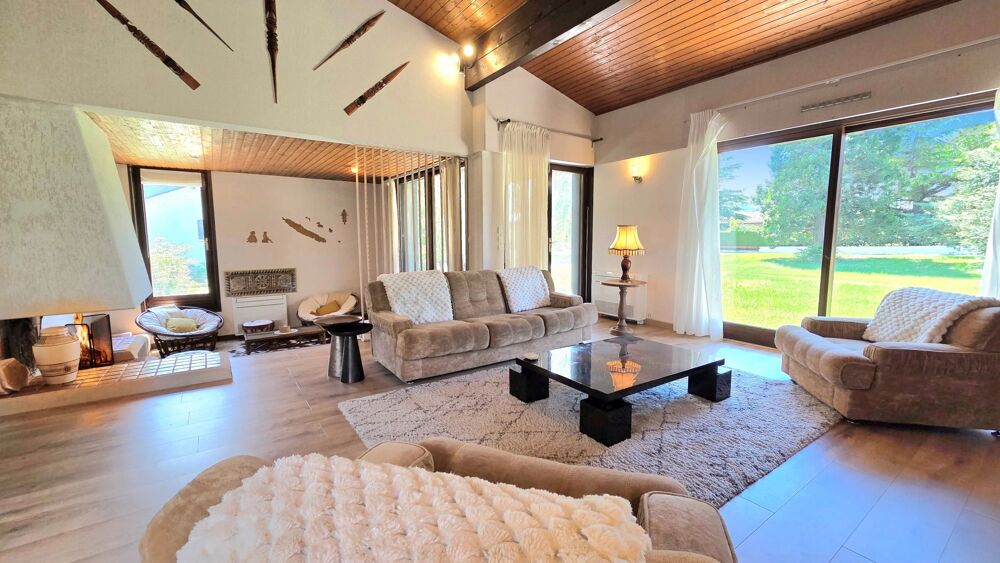 Armoy (74200) : Remarquable villa d'architecte de type 8