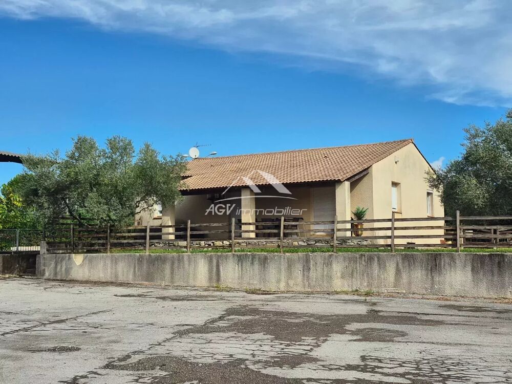 Bureau, maison sur 6 000 m² de terrain en bord de route.