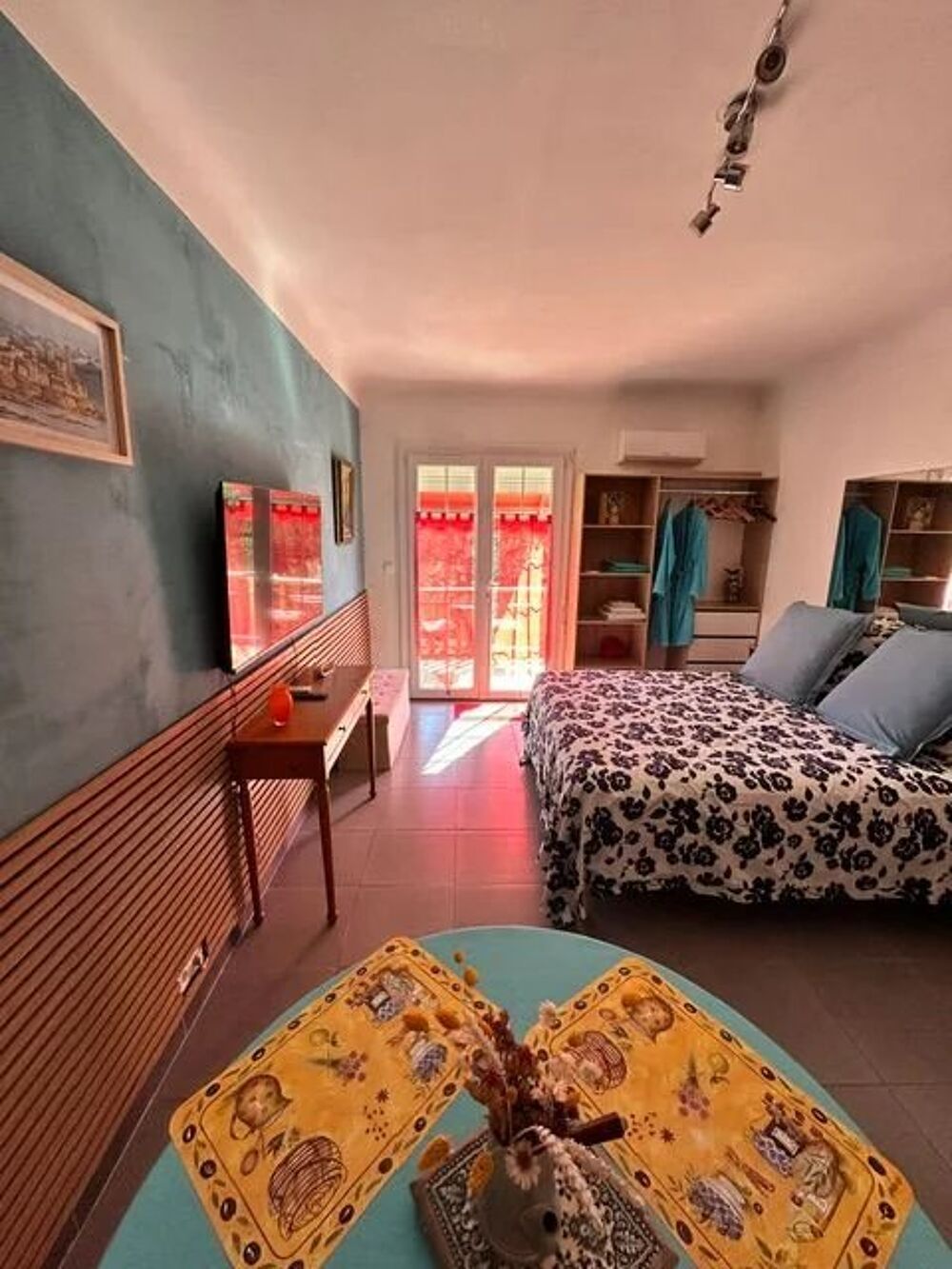 Location Appartement Charmant F1 avec terrasse - charges comprises Antibes
