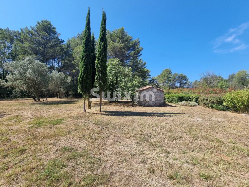 Propriété avec 2 maisons sur un grand terrain et piscine