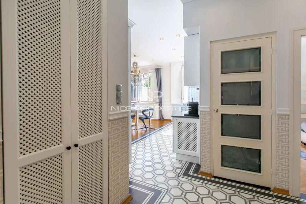 SUPERBE APPARTEMENT EN REZ DE CHAUSSEE SUR LA PROMENADE DES ANGL