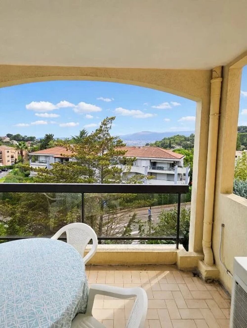 Magnifique trois/quatre pièces avec piscine, terrasse, parking a