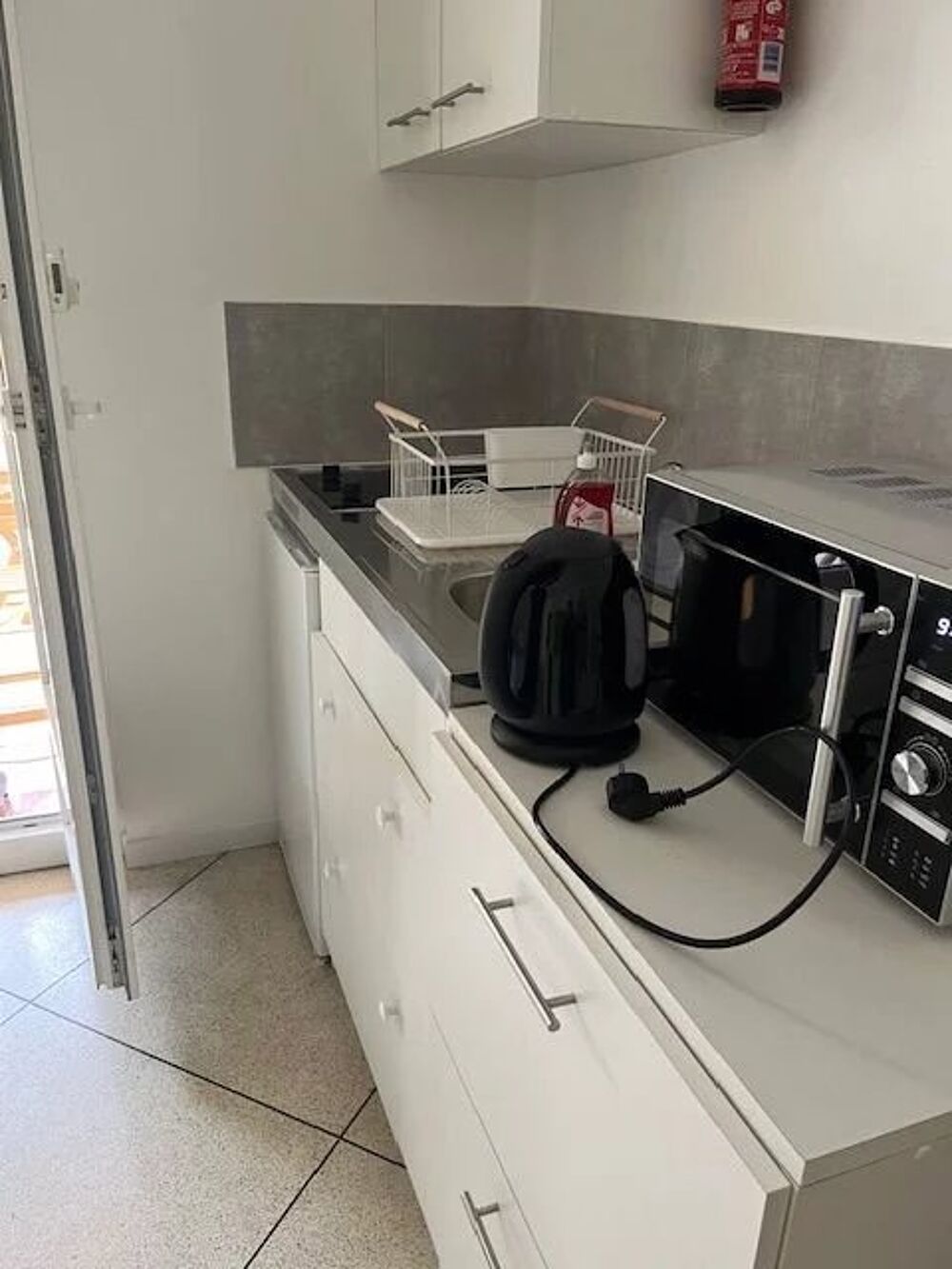 Location Appartement Spacieux F1 bis avec terrasse et vue sur verdure, au rez-de-jard Antibes