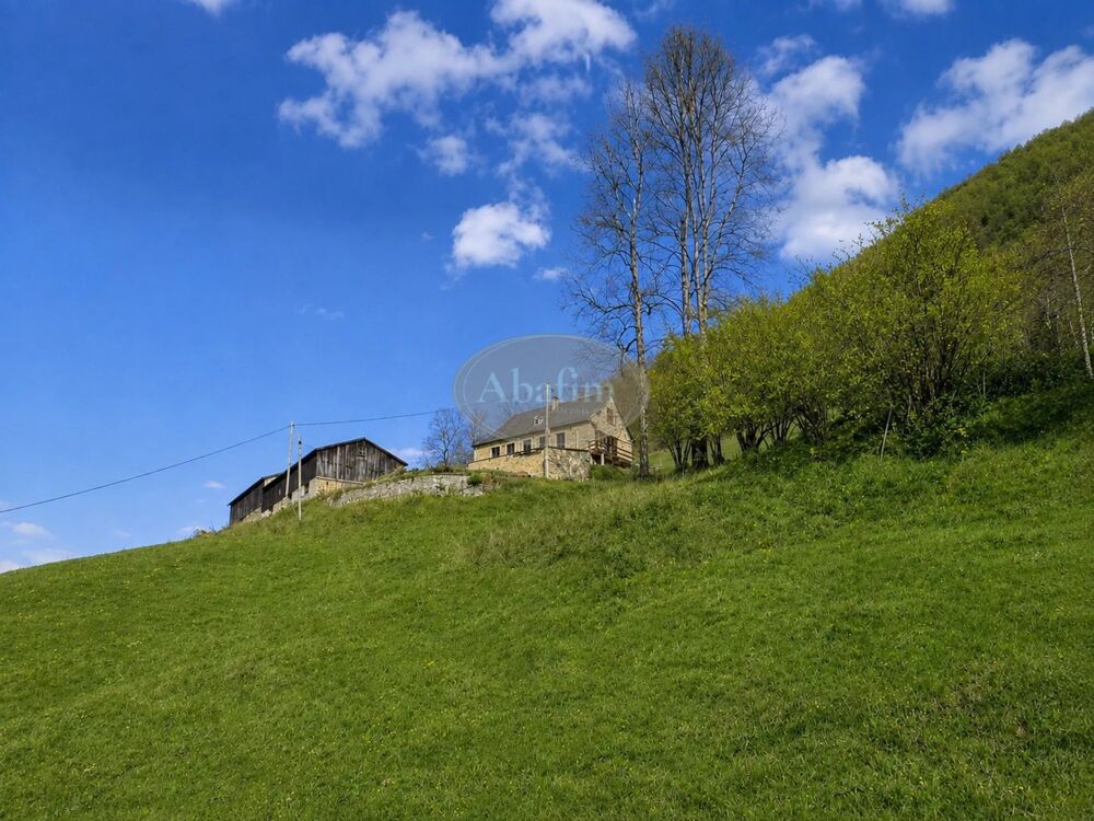 Ferme montagnarde en pierres