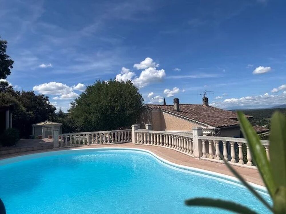 Située à seulement 10 minutes à pied du village de Carcès, cette