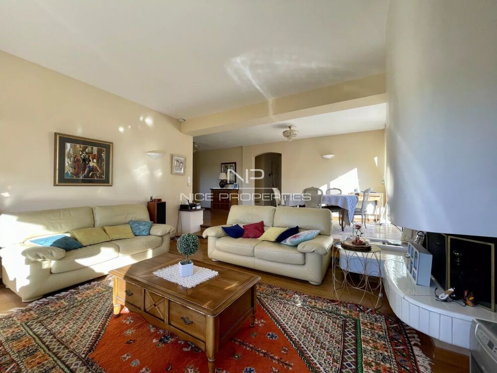 Villa avec piscine dans un quartier résidentiel