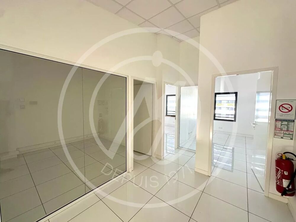   A LOUER  Bureaux de standing déjà aménagé à JARRY de 128m2 