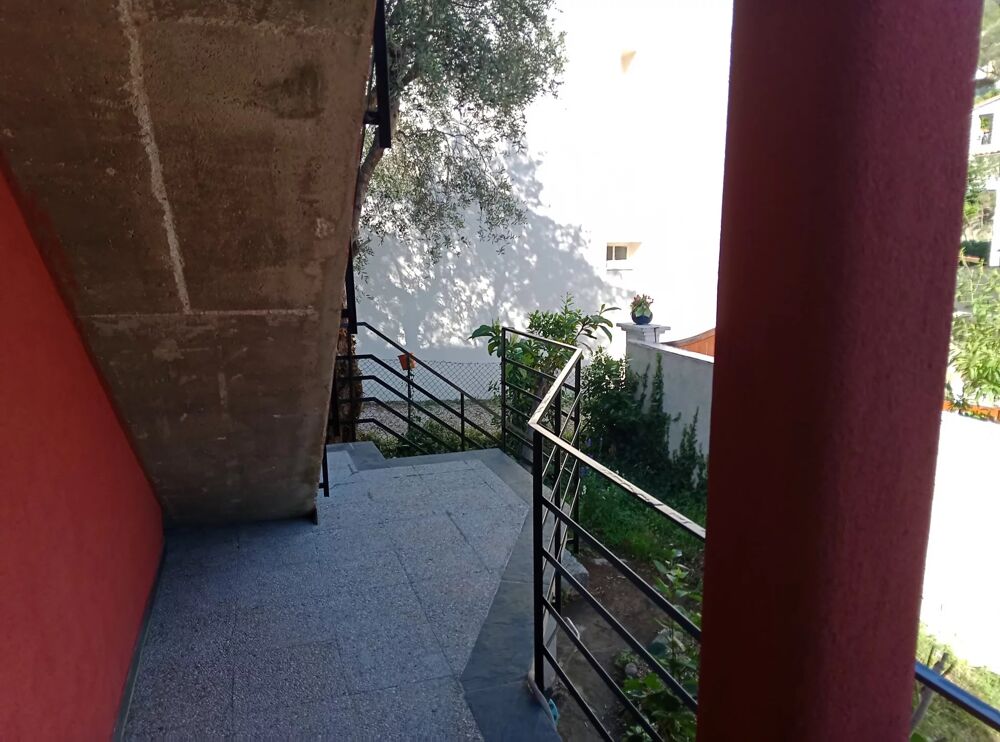 Location Maison Maison de trois pièces sur deux niveaux avec jardin privatif La trinité