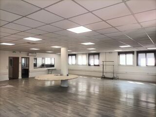   IVRY-SUR-SEINE BUREAUX OU ACTIVITÉS 275 M² Ivry-sur-seine
