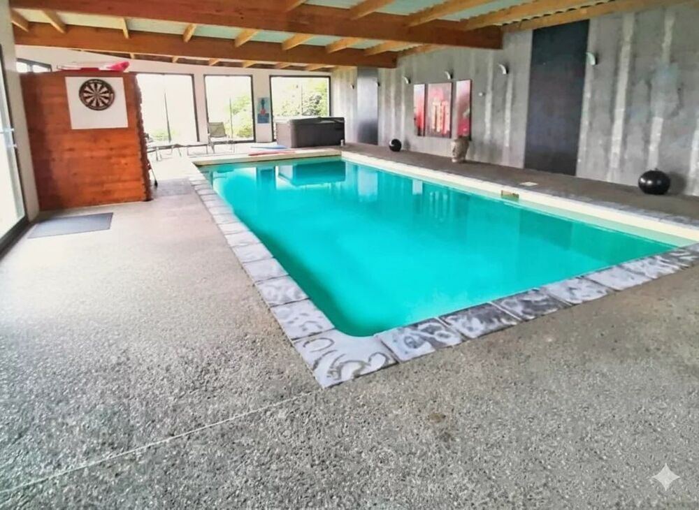 Maison avec piscine couverte