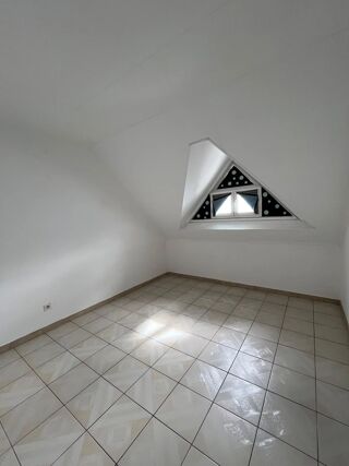  Appartement à louer 3 pièces 86 m²