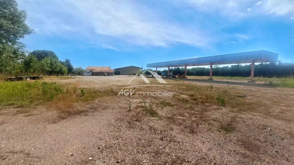 Bureau, maison sur 6 000 m² de terrain en bord de route.
