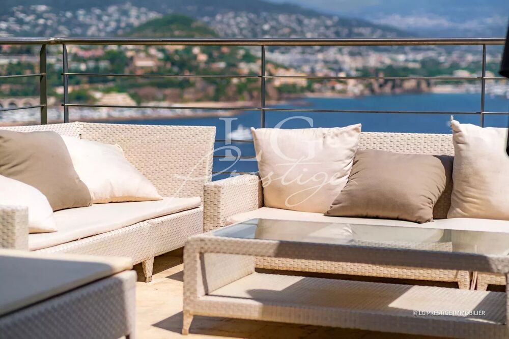 Villa contemporaine à Théoule-sur-Mer : Vue sur la baie de Canne