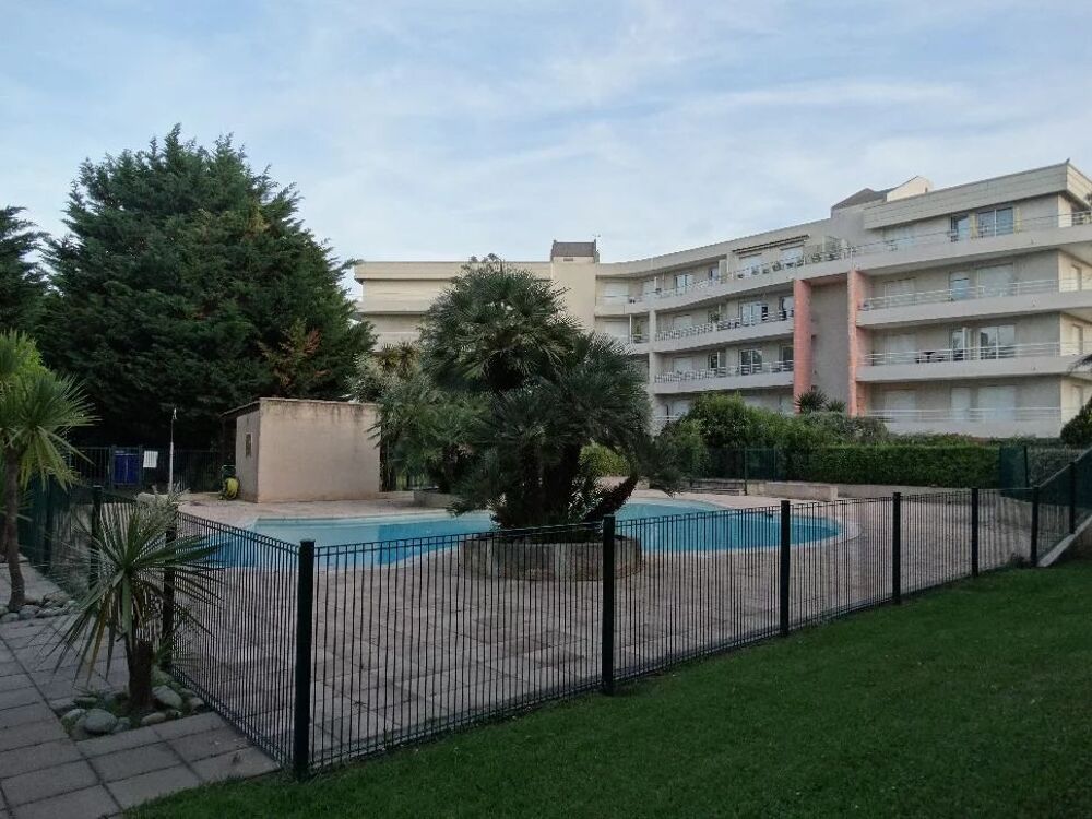 Deux pièces dans une résidence avec piscine, tennis, cave et par