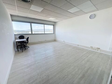   Locaux 134m² + 3 parkings - 2000euros c/comprises 