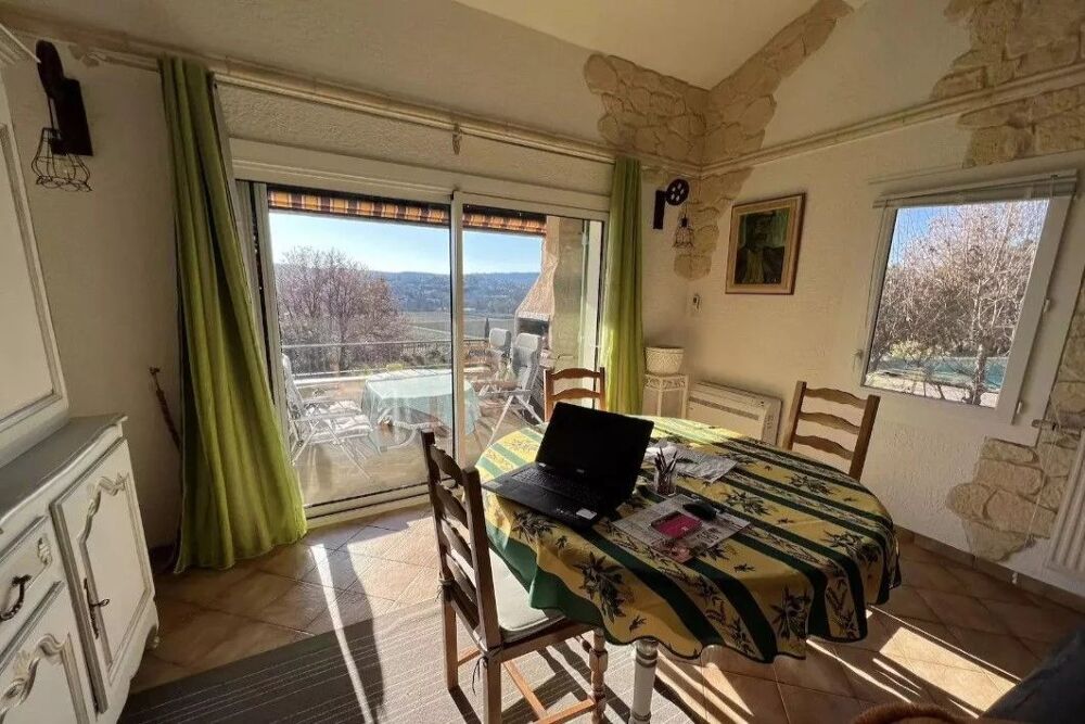 Vue panoramique sur la campagne environnante.