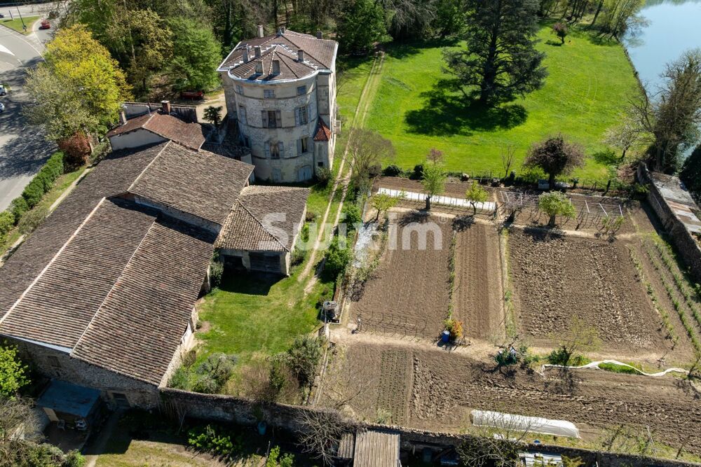 Petit château sur les rives de l'Isère, avec dépendances et Parc