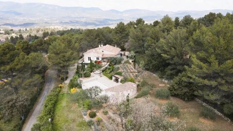   Villa de 225 m avec piscine  Grambois sur 3200 m. Maison - 7 pice(s) - 225 m