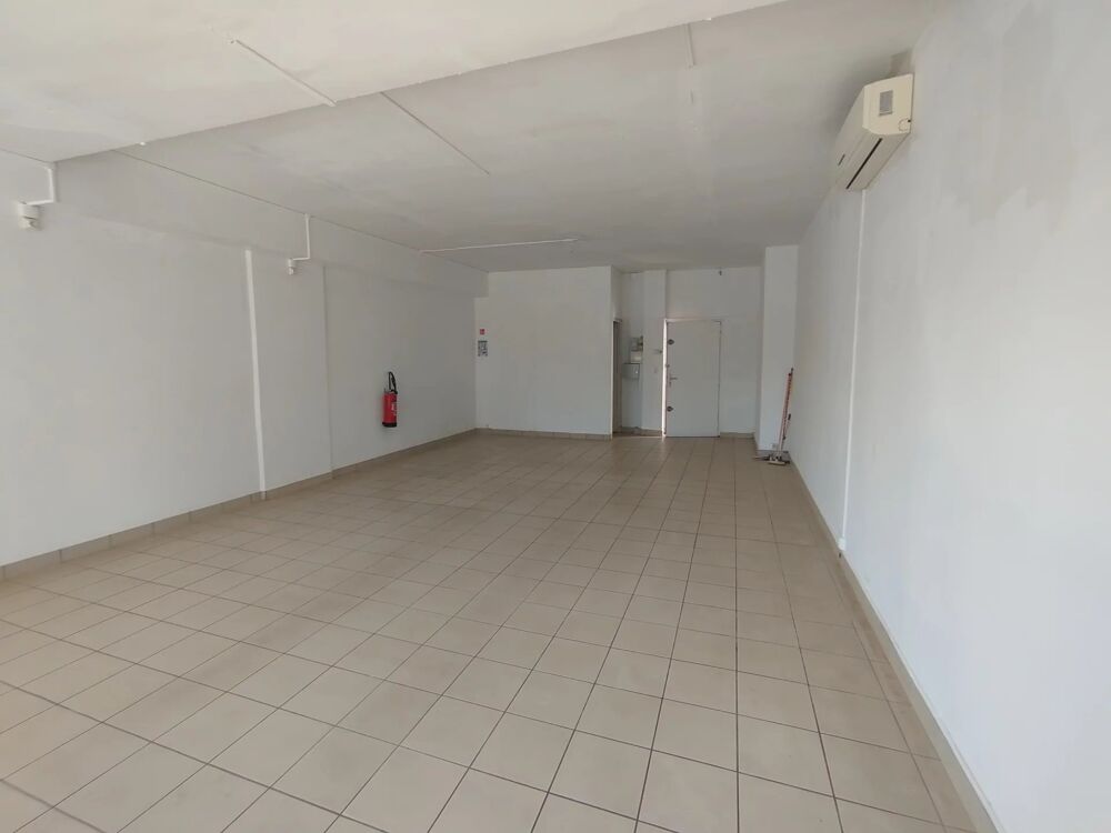   Local professionnel 50 m 2 Saint-pierre