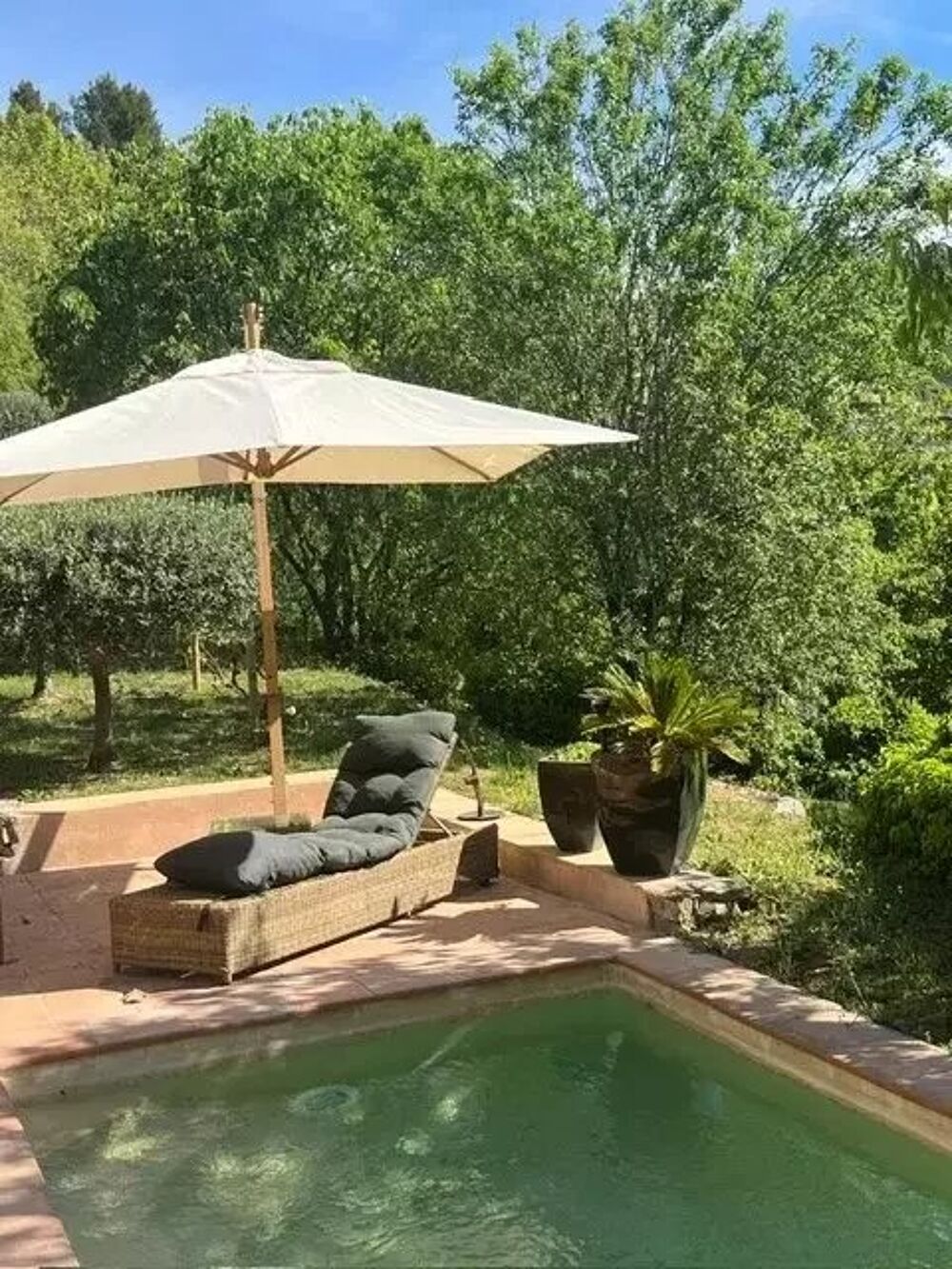 Enormement de charme pour cette maison à pied du village!