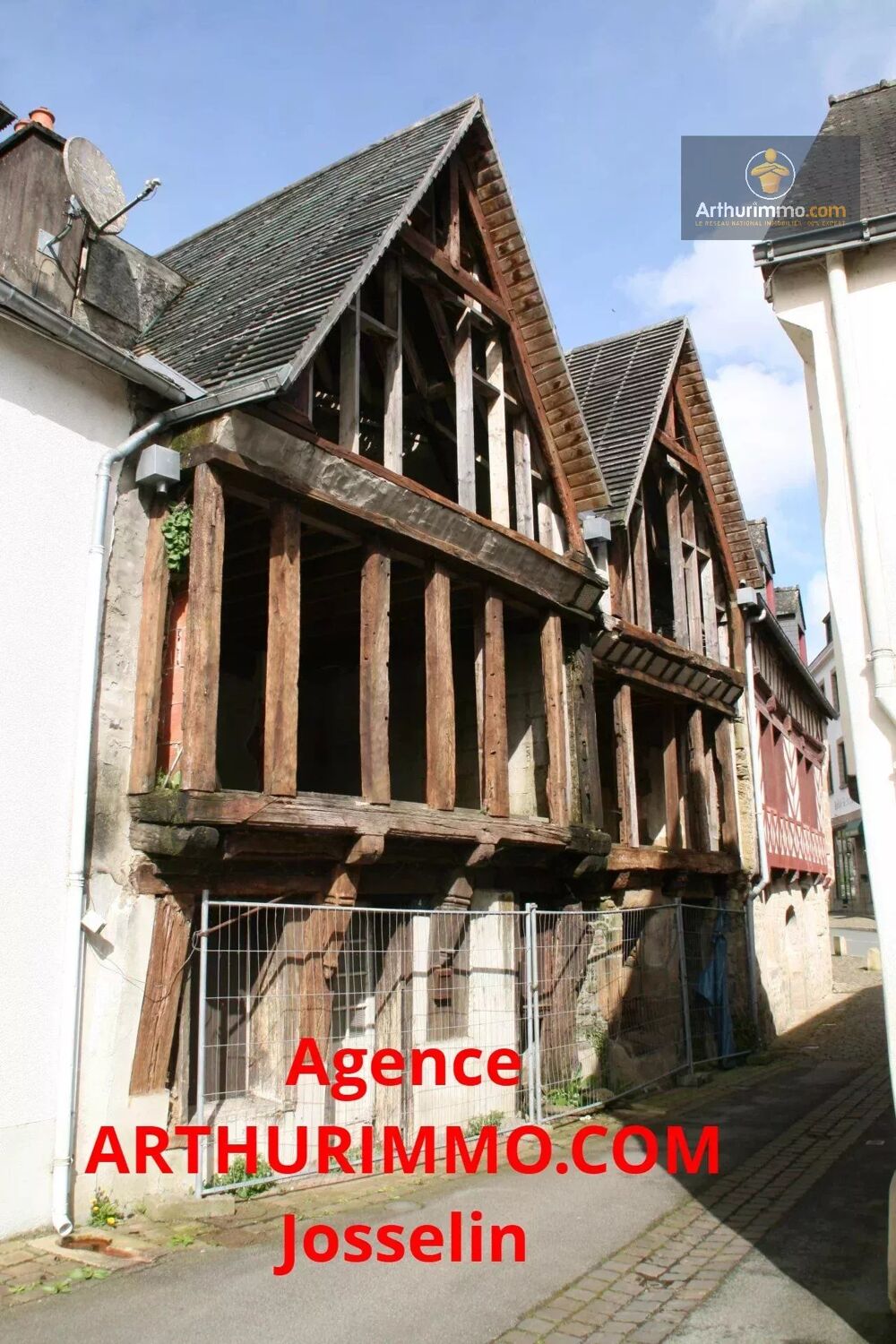 JOSSELIN ENSEMBLE DE DEUX MAISONS A RENOVER