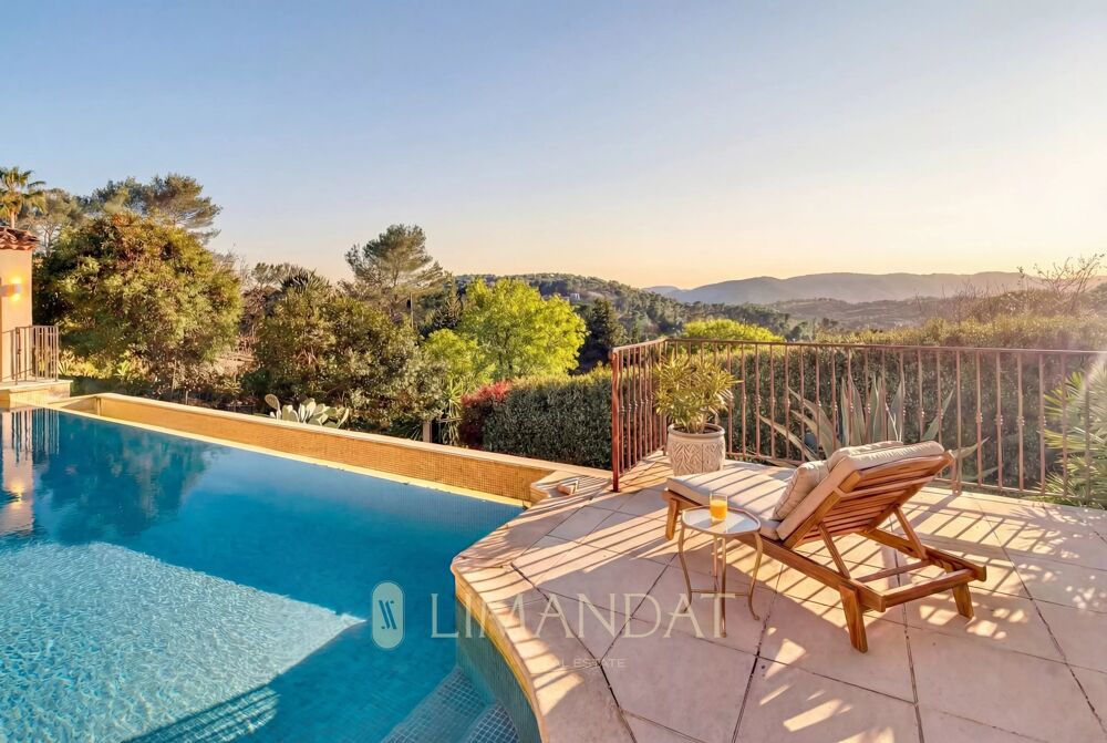 Belle villa avec une vue dégagée sur les collines à Mougins