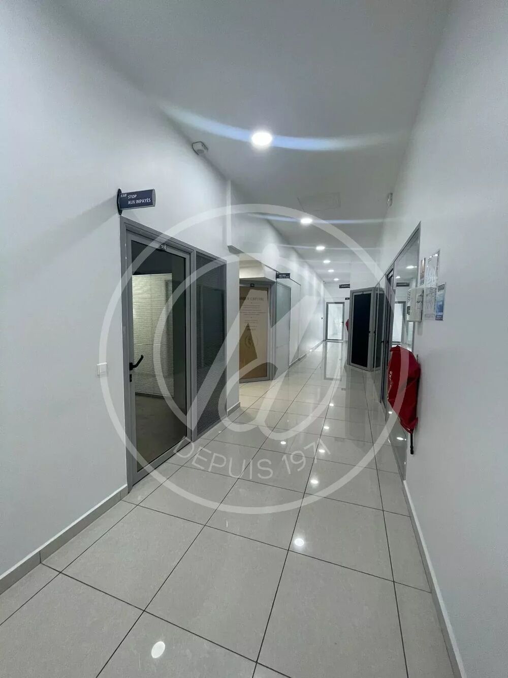   A louer petit bureau de 25m2 à JARRY - 475euros HT HC /mois 