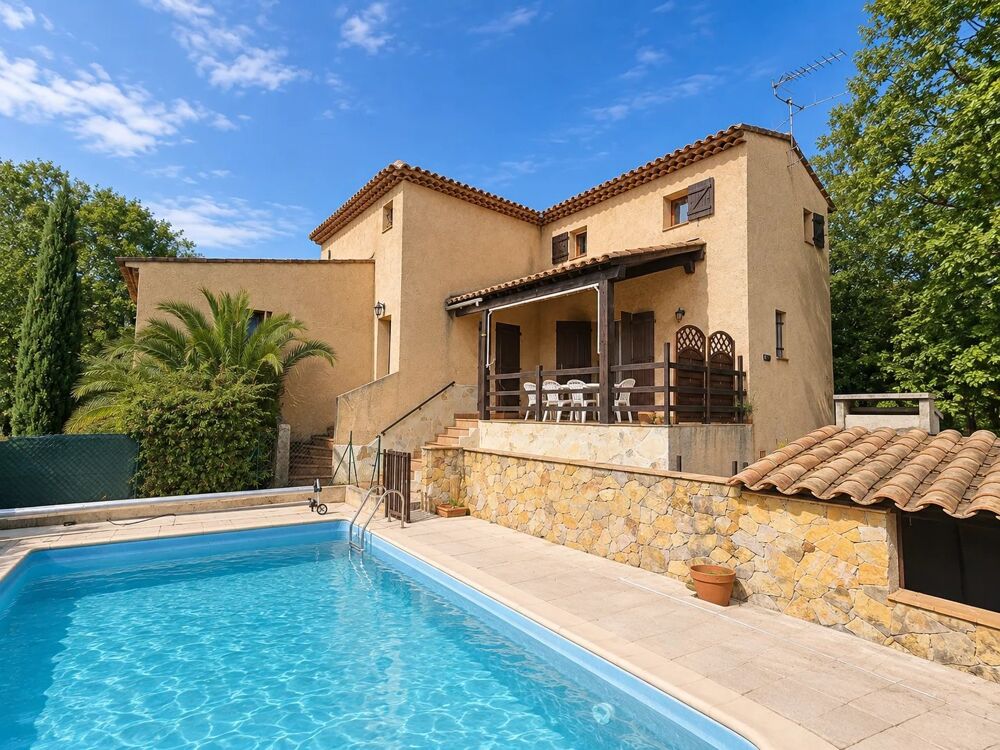 Villa provençale avec piscine, garage et vue dégagée à pied du v