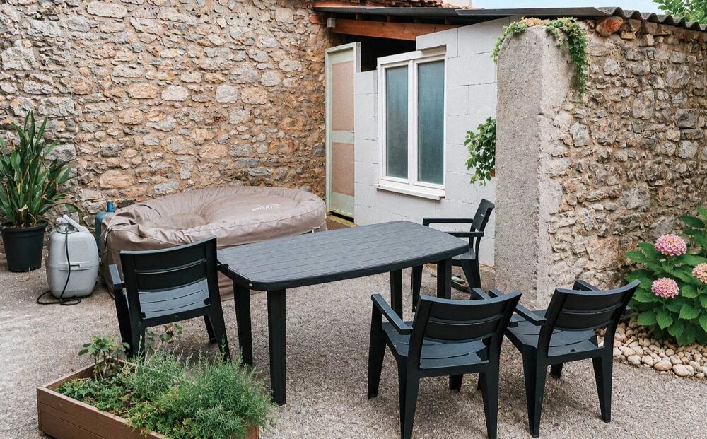 Vente Maison GRANDE MAISON DE VILLAGE AVEC GRAND GARAGE, STUDIO ET COUR La palme