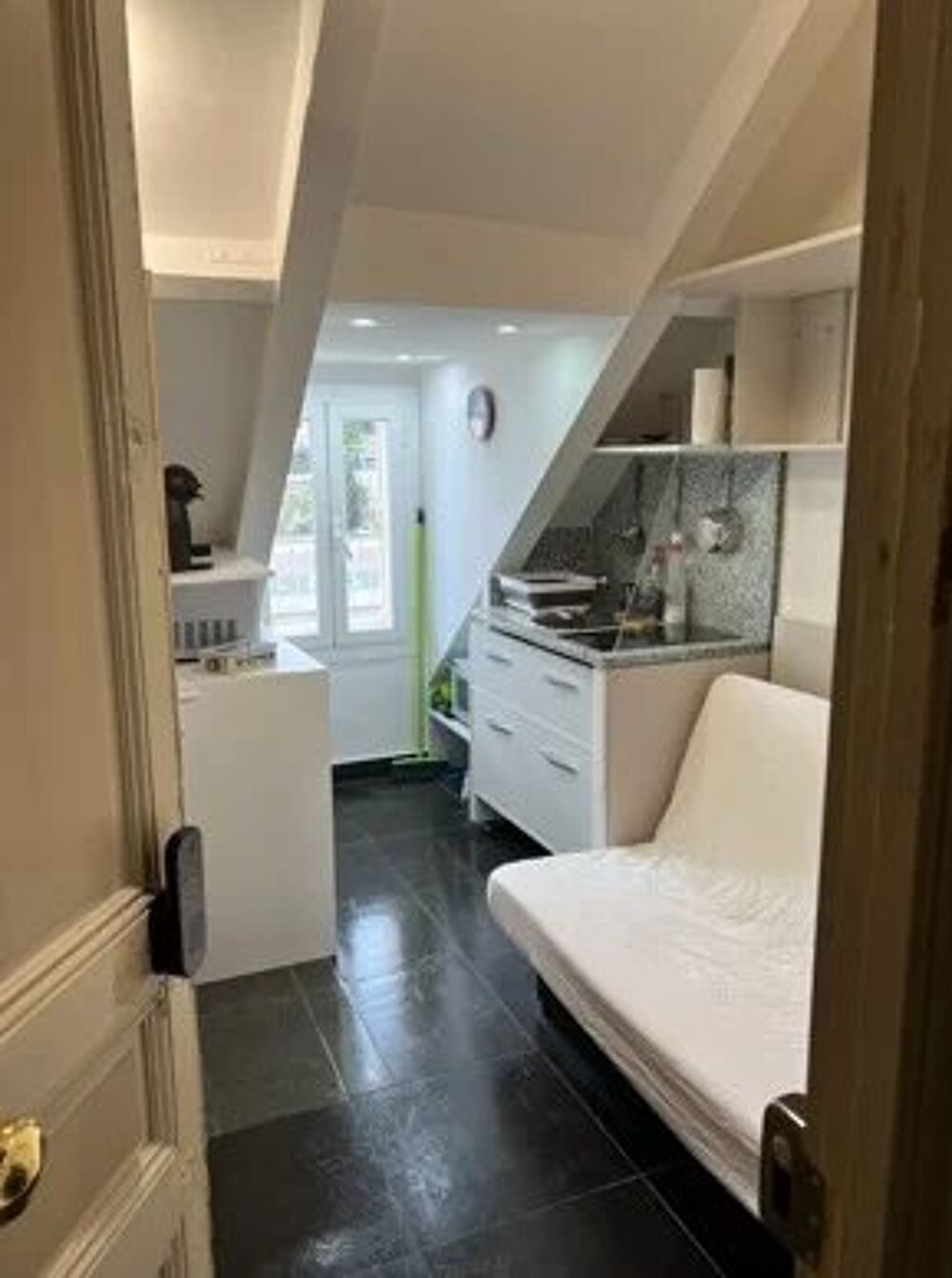 Studio avec vue sur les toits de Nice
