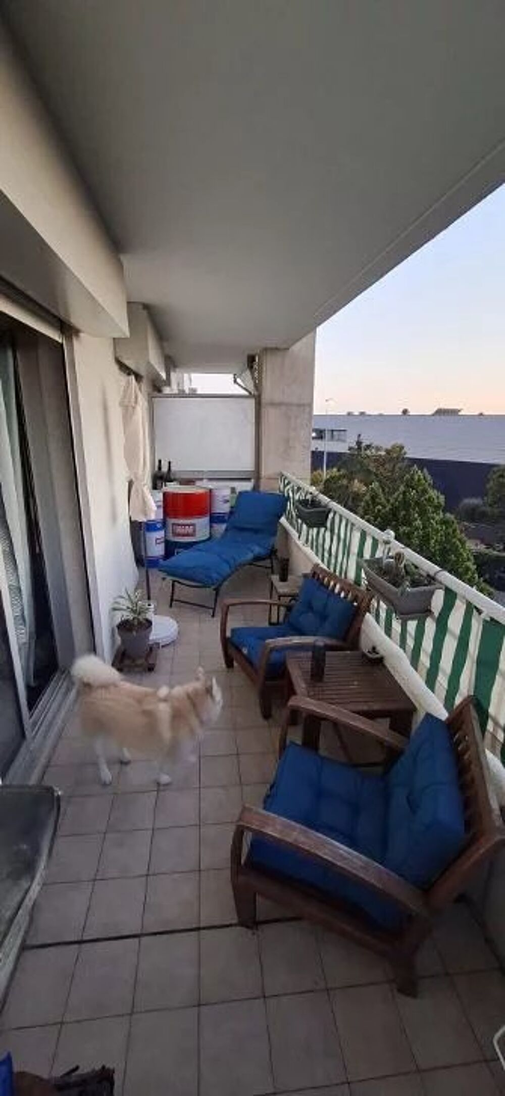 Deux pièces dans une résidence avec piscine, tennis, cave et par